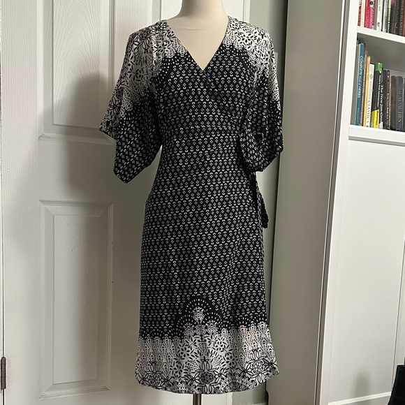 Elegant Black and White Women's Dress - Picture 1 of 8